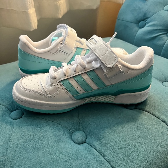 NEW Adidas Low Court women’s  size 6, with aqua stripes basketball shoe - Picture 4 of 11